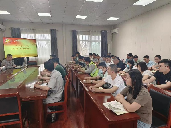 【理論宣講】鑫巖石料開展“統(tǒng)一思想，為實現(xiàn)工業(yè)倍增、項目突破增磚添瓦”宣講活動